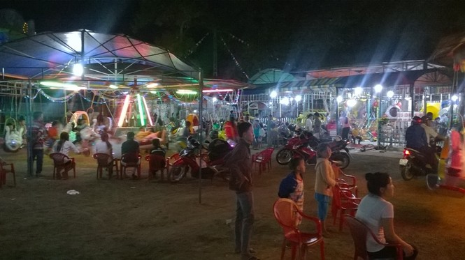 Khu vui chơi tăng giá vẫn đông người - ảnh 2