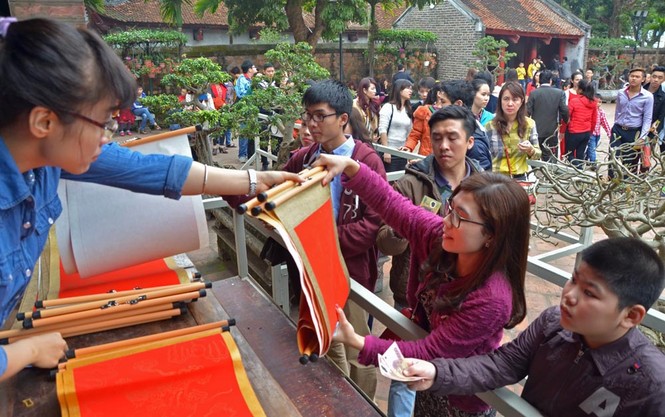 Xếp hàng xin chữ ở Văn Miếu - Quốc Tử Giám - ảnh 2