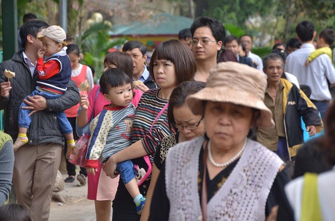 Khu vui chơi đông nghịt người du xuân đầu năm - ảnh 2