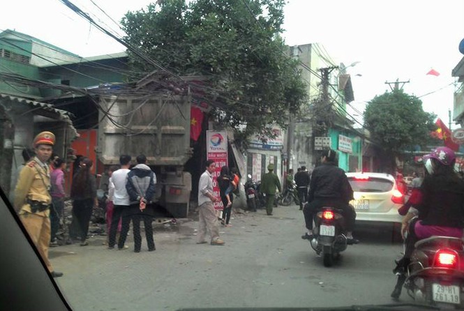 Xe chở rác gây tai nạn liên hoàn, đâm 'vỡ mặt' gara ôtô - ảnh 2