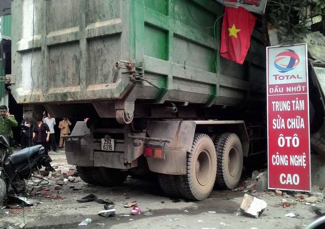 Xe chở rác gây tai nạn liên hoàn, đâm 'vỡ mặt' gara ôtô - ảnh 1