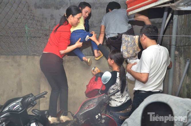Trèo tường, leo mái nhà “thoát thân” ở chợ Viềng - ảnh 2