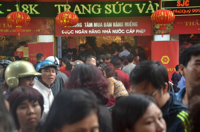Đổ xô mua vàng ngày vía Thần Tài - ảnh 1