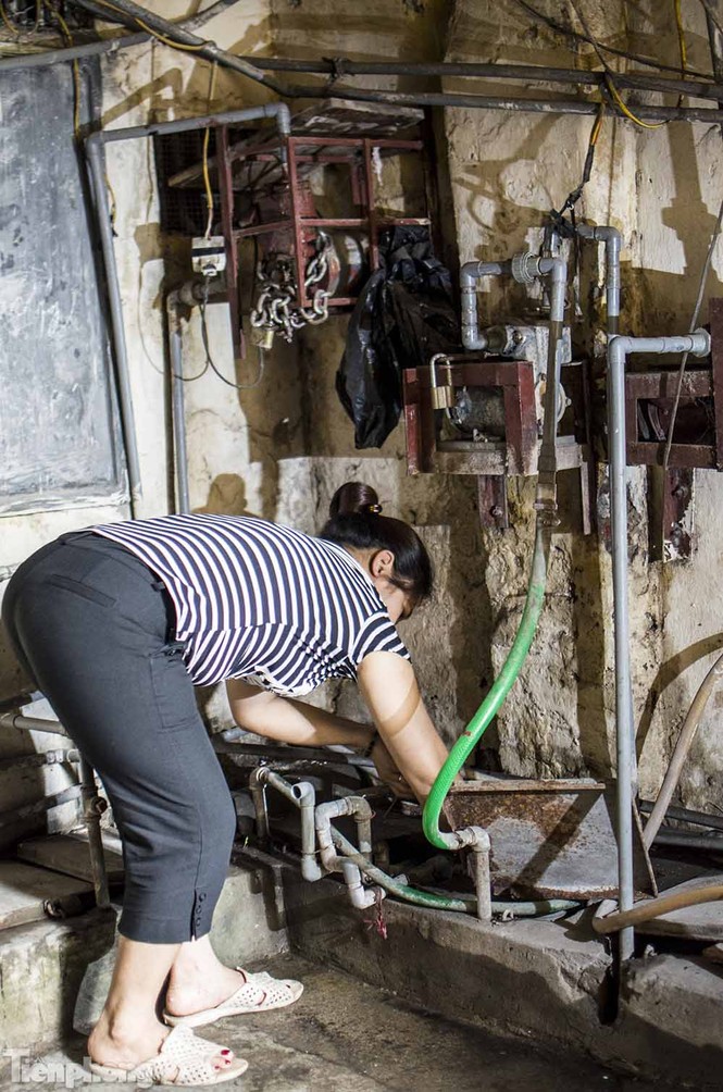 Người dân Hà Nội hứng nước... điều hòa để dùng - ảnh 2