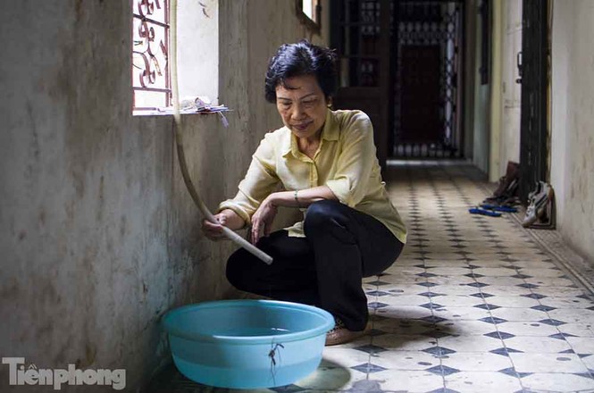 Người dân Hà Nội hứng nước... điều hòa để dùng - ảnh 6