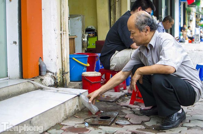Người dân Hà Nội hứng nước... điều hòa để dùng - ảnh 4