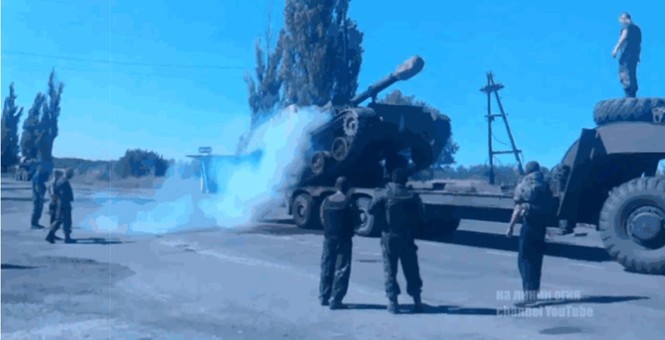 Pháo tự hành Ukraine 'chổng vó lên trời' sau cú ngã hi hữu - ảnh 1