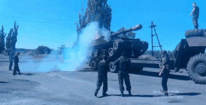 Pháo tự hành Ukraine 'chổng vó lên trời' sau cú ngã hi hữu - ảnh 2