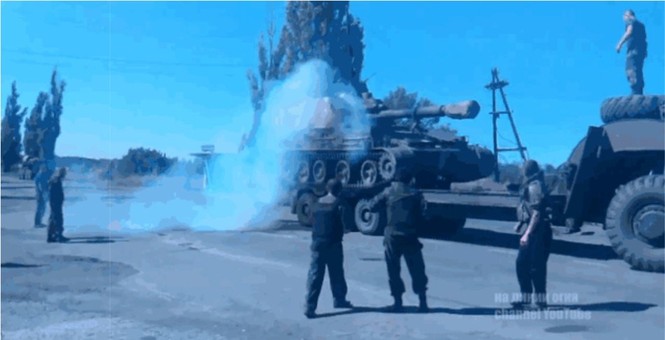 Pháo tự hành Ukraine 'chổng vó lên trời' sau cú ngã hi hữu - ảnh 3