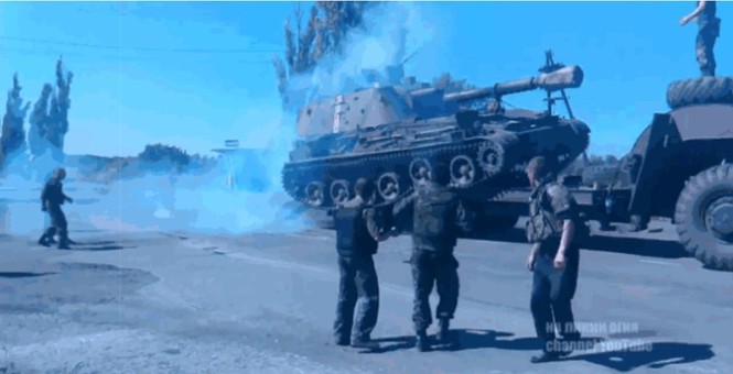 Pháo tự hành Ukraine 'chổng vó lên trời' sau cú ngã hi hữu - ảnh 4