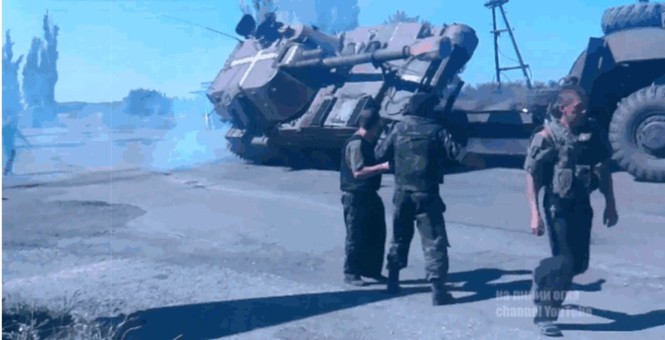 Pháo tự hành Ukraine 'chổng vó lên trời' sau cú ngã hi hữu - ảnh 6
