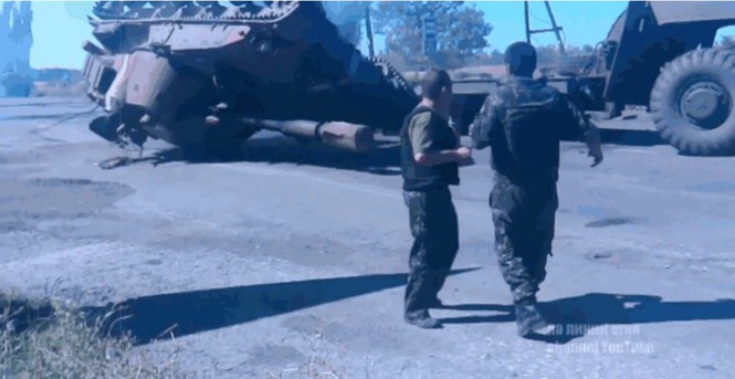 Pháo tự hành Ukraine 'chổng vó lên trời' sau cú ngã hi hữu - ảnh 8
