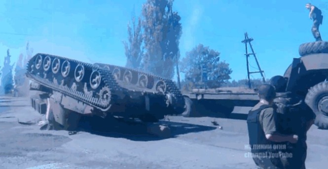 Pháo tự hành Ukraine 'chổng vó lên trời' sau cú ngã hi hữu - ảnh 9