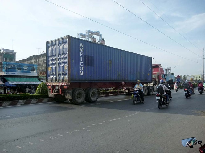 Tài xế đỗ container giữa đường, ngả ghế nằm ngủ - ảnh 2