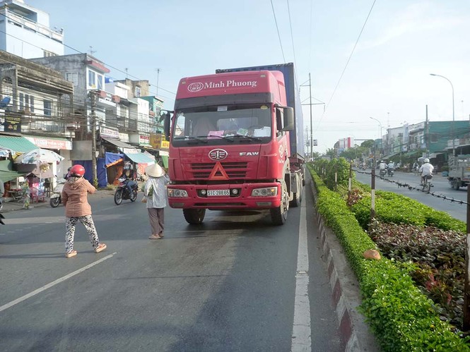 Tài xế đỗ container giữa đường, ngả ghế nằm ngủ - ảnh 1
