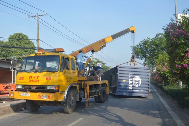 Container rơi thùng, tông gãy trụ điện - ảnh 2