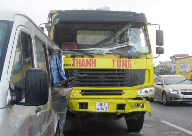 Hãi hùng ô tô 16 chỗ bị xe ben kéo lê hàng chục mét - ảnh 1