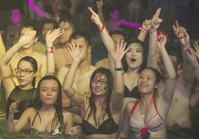 Giới trẻ Hà thành 'xõa' tưng bừng với tiệc bikini - ảnh 2