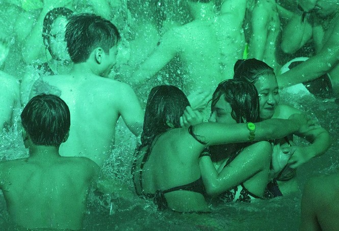 Giới trẻ Hà thành 'xõa' tưng bừng với tiệc bikini - ảnh 7