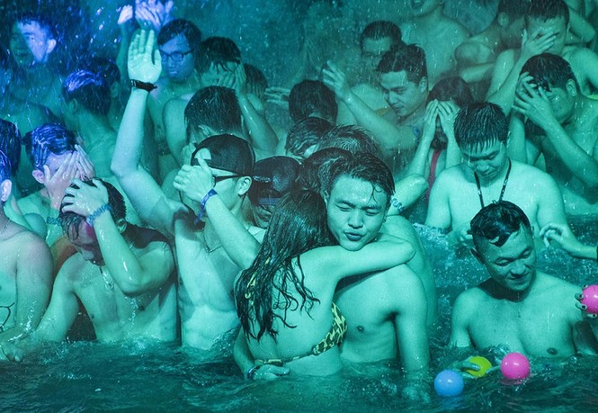 Giới trẻ Hà thành 'xõa' tưng bừng với tiệc bikini - ảnh 3