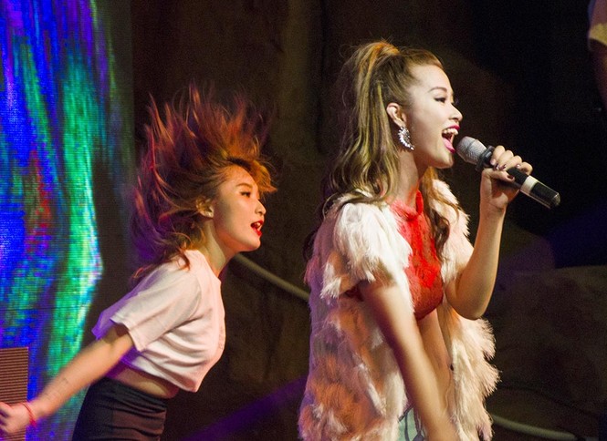 DJ Trang Moon mặc bikini, hội ngộ Đông Nhi tại Hà Nội - ảnh 7