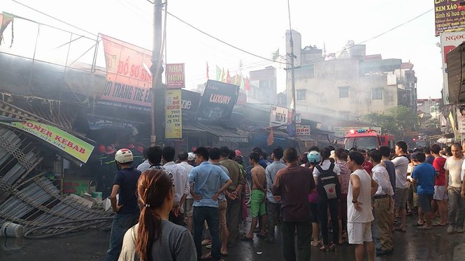 Cháy lớn tại chợ Phùng Khoang, thiêu rụi nhiều cửa hàng - ảnh 2
