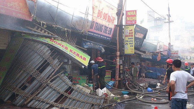 Cháy lớn tại chợ Phùng Khoang, thiêu rụi nhiều cửa hàng - ảnh 3