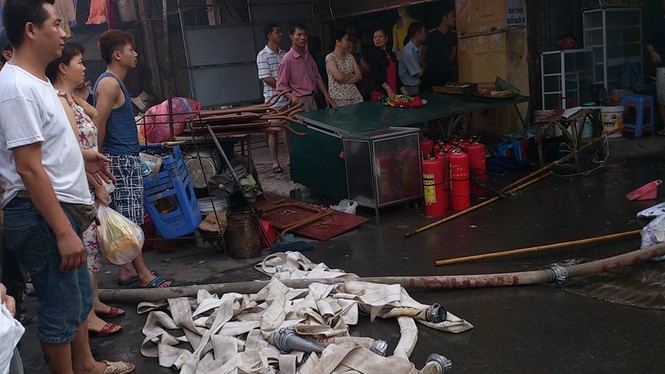Cháy lớn tại chợ Phùng Khoang, thiêu rụi nhiều cửa hàng - ảnh 4