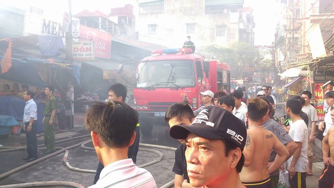 Cháy lớn tại chợ Phùng Khoang, thiêu rụi nhiều cửa hàng - ảnh 5