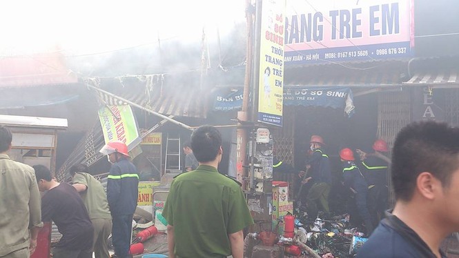 Cháy lớn tại chợ Phùng Khoang, thiêu rụi nhiều cửa hàng - ảnh 7