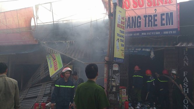 Cháy lớn tại chợ Phùng Khoang, thiêu rụi nhiều cửa hàng - ảnh 1