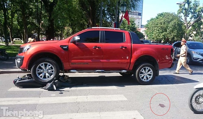 Hà Nội: Xe máy đi ngược chiều bị ô tô cuốn vào gầm - ảnh 1