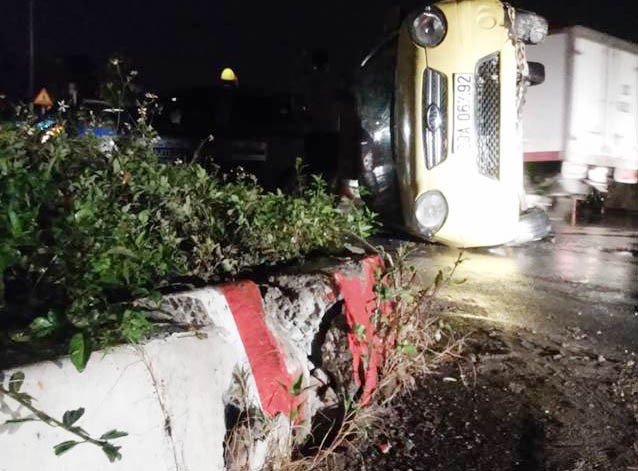 Taxi 'mù' lao đầu vào bùng binh rồi lật nghiêng như phim - ảnh 1