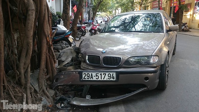 Tài xế thoát chết khi BMV 'trèo' lên cây đa, nổ lốp - ảnh 4
