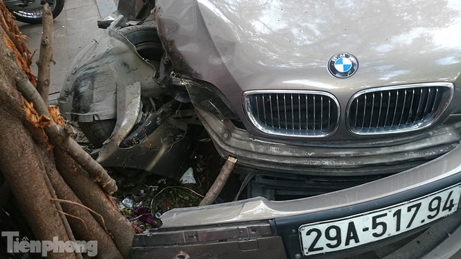 Tài xế thoát chết khi BMV 'trèo' lên cây đa, nổ lốp - ảnh 3
