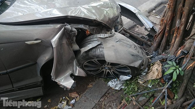 Tài xế thoát chết khi BMV 'trèo' lên cây đa, nổ lốp - ảnh 1