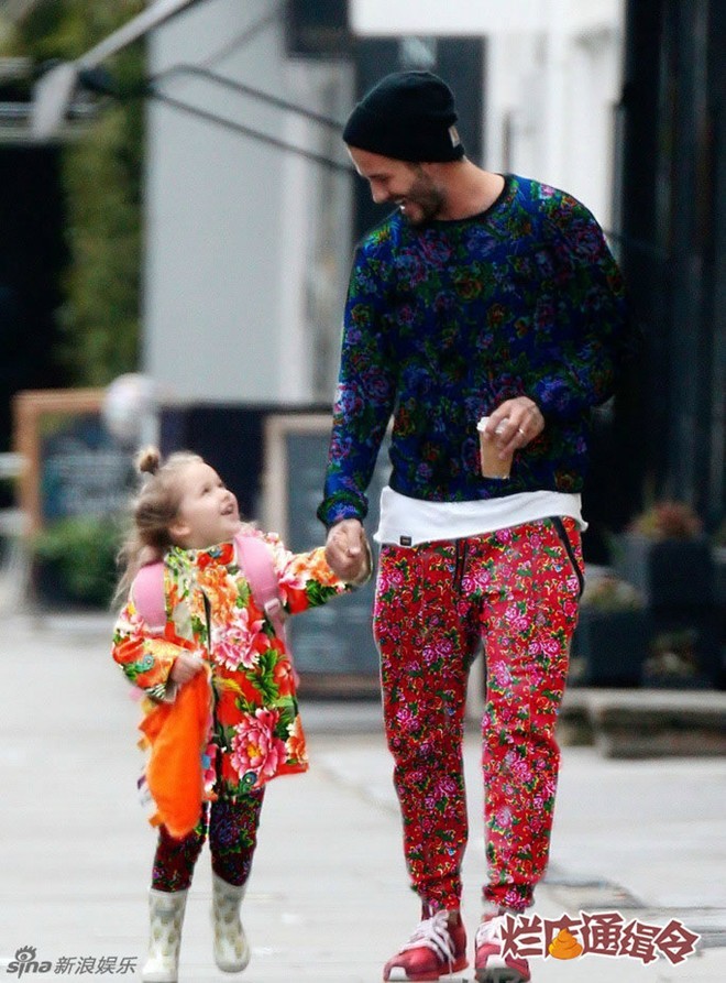 Gia đình Beckham bị chế mặc thời trang 'chăn con công' - ảnh 8