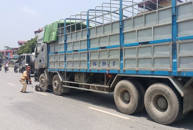 Xe tải kéo lê xe máy 50m, cô gái tử vong tại chỗ - ảnh 1