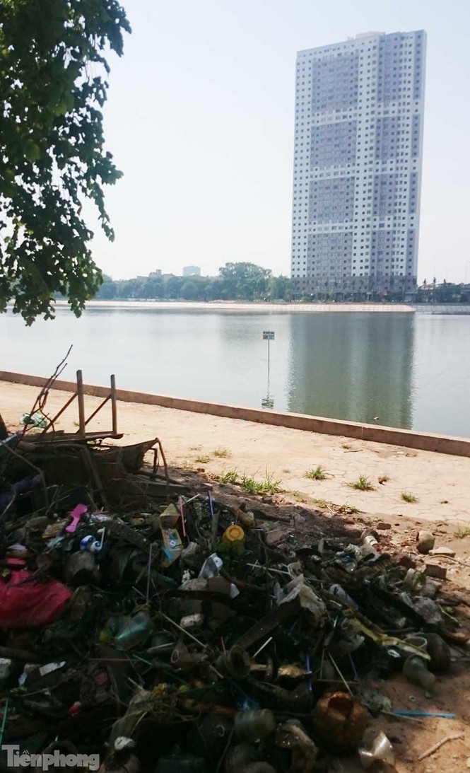 Rác thải bủa vây hồ bán đảo đẹp nhất Thủ đô - ảnh 11