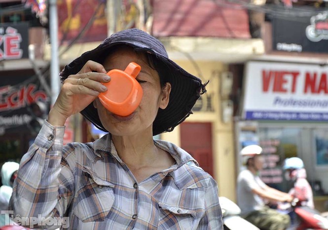 Mát lòng những điểm 'trà đá miễn phí' ở Hà Nội - ảnh 7