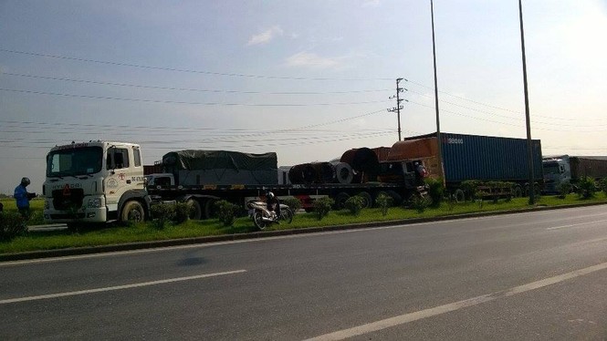 Xe đầu kéo phanh gấp, nhiều xe phía sau gặp nạn liên hoàn - ảnh 3