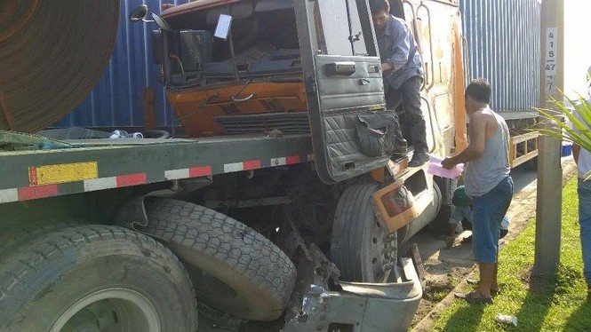 Xe đầu kéo phanh gấp, nhiều xe phía sau gặp nạn liên hoàn - ảnh 1