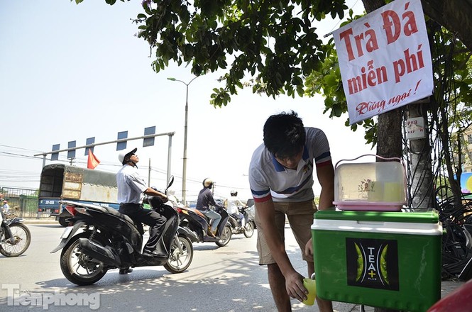 Mát lòng những điểm 'trà đá miễn phí' ở Hà Nội - ảnh 1