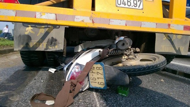 Xe đầu kéo phanh gấp, nhiều xe phía sau gặp nạn liên hoàn - ảnh 2