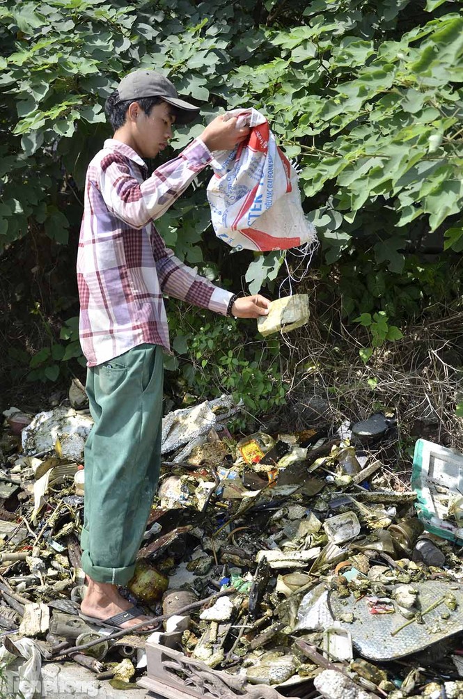 Rác thải bủa vây hồ bán đảo đẹp nhất Thủ đô - ảnh 8