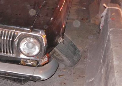 Xe ô tô bung lốp giữa đường, hàng trăm phương tiện mắc kẹt - ảnh 1