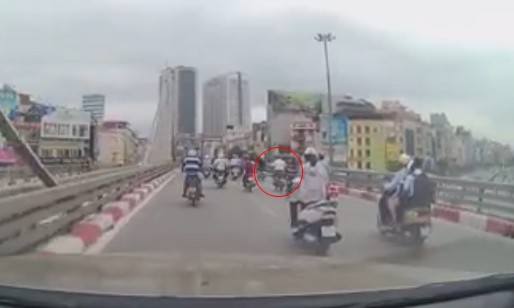 Clip hai người phụ nữ phanh gấp ngã vào đầu ô tô - ảnh 1