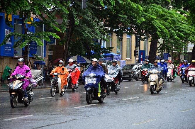Người Hà Nội run run đón gió lạnh đầu mùa - ảnh 3
