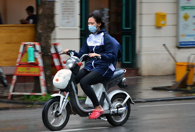 Người Hà Nội run run đón gió lạnh đầu mùa - ảnh 4