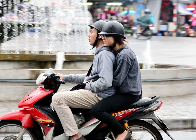 Người Hà Nội run run đón gió lạnh đầu mùa - ảnh 2